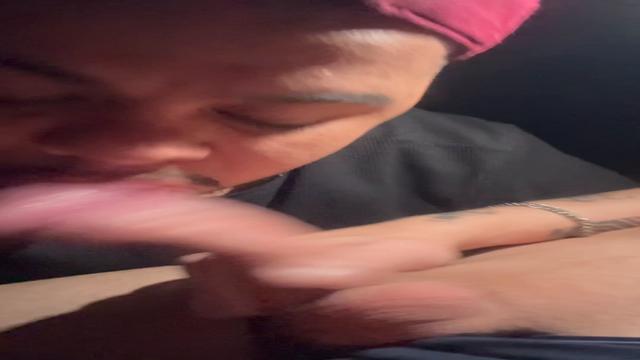 Mamando o novinho na sala enquanto os pais deles est...