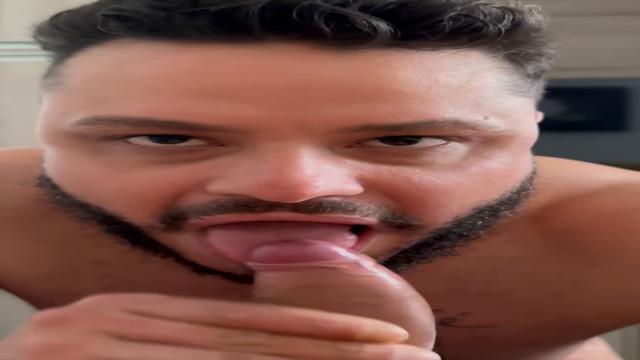 Filho da vizinha jorrando leitão na minha boca rs.  