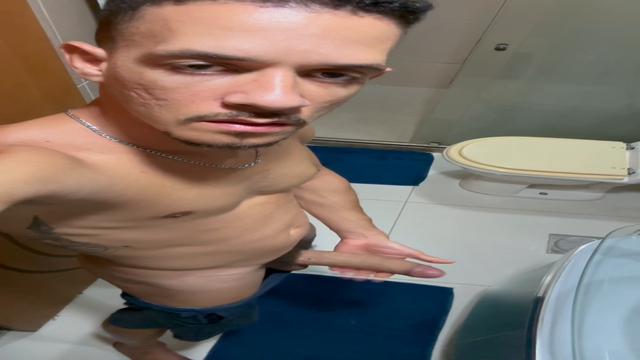 Gozando gostoso no banheiro 