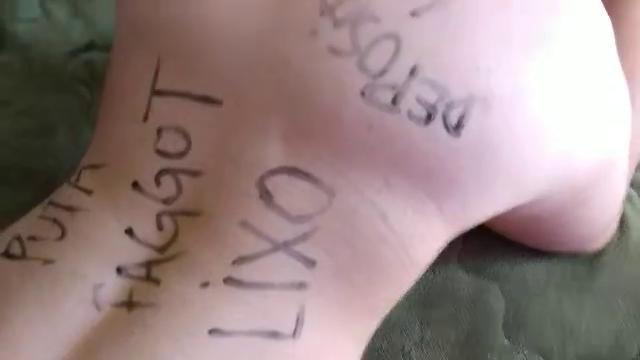 Puta tem que ajoelhar e lamber pé de macho