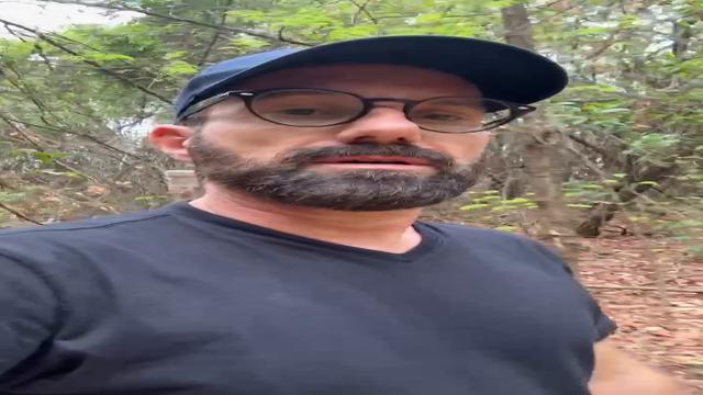 Vídeo 1 de 6 caminhando no bosque, exibindo o pau no...