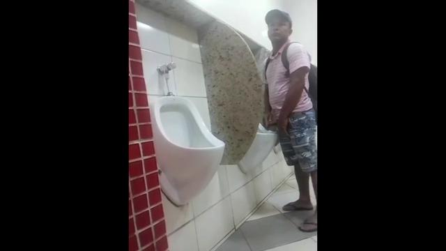 machos saem do trabalho e passam no banheiro para al...