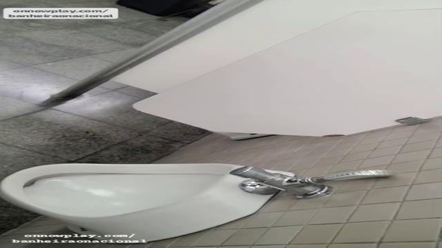 Aliviando no banheirão 