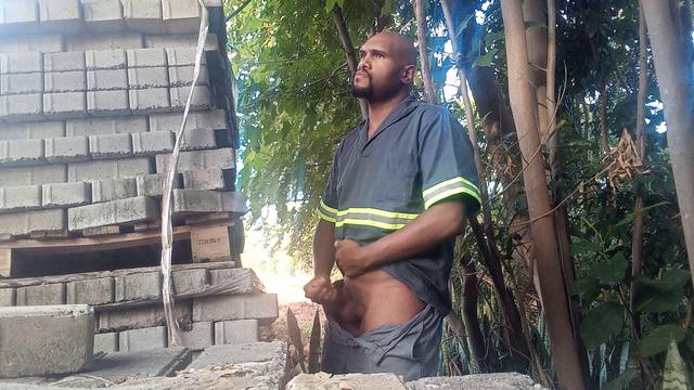 Tava com tesão falei que ia mijar, e fui bater uma e...