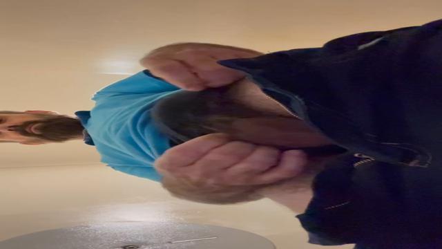 É um pacotão que chama a atenção na calça.