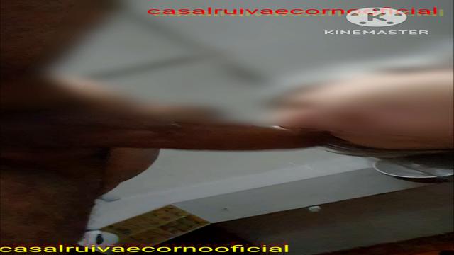 Mamando o pauzudo  enquanto o corno trabalha. 