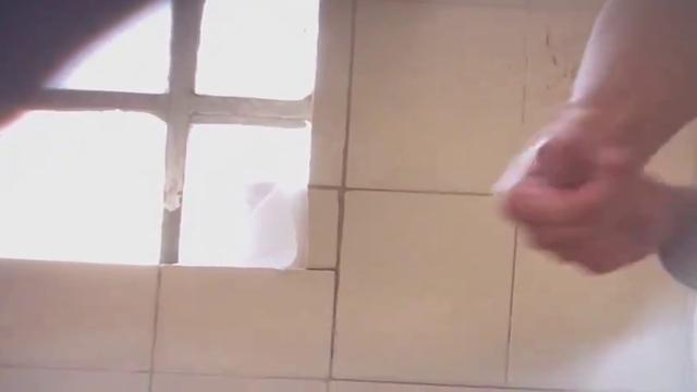 Macho gozando no banheiro 