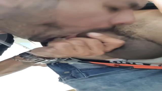 Fiz um troca troca com essa safado roludo no banheiro 