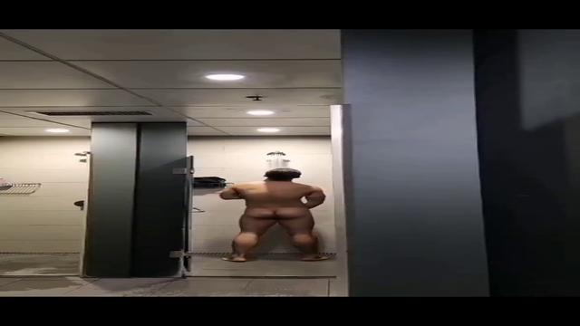 Safado exibindo o pau duro no banho 