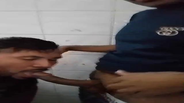  Meu amigo mim deu uma mamada no banheiro do termina...