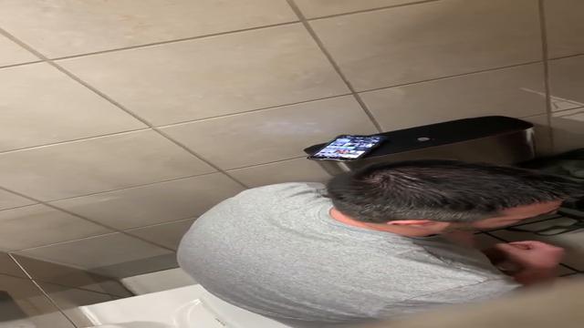Tiozinho gostoso batendo umazinha