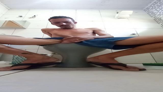 Batendo aquela punheta gostosa com a família toda em casa. 