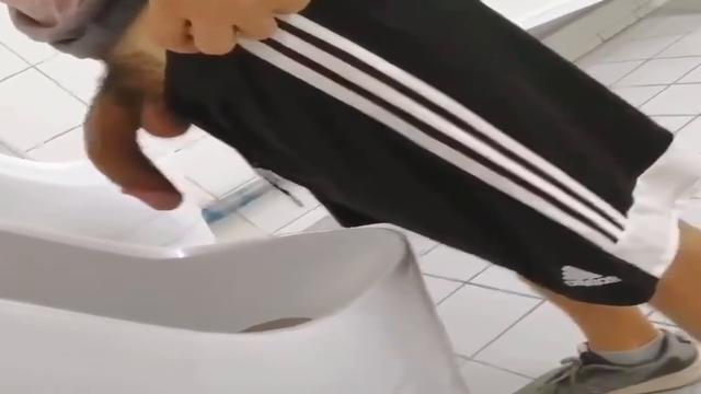 Exibindo o pau durão no banheiro 
