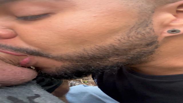 Tirando leitinho do puto casado 