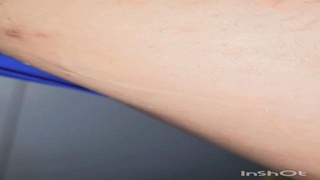 15. Vazando leite pelas pernas.