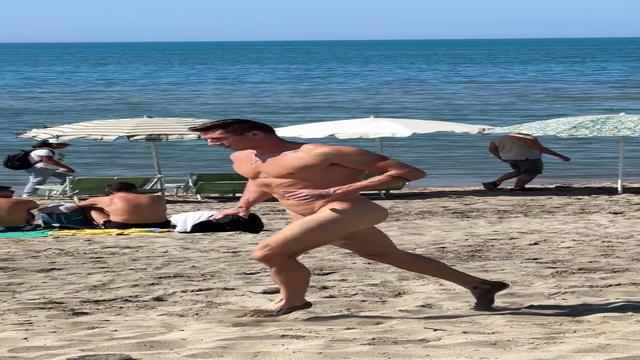 Paizão na praia de nudismo 