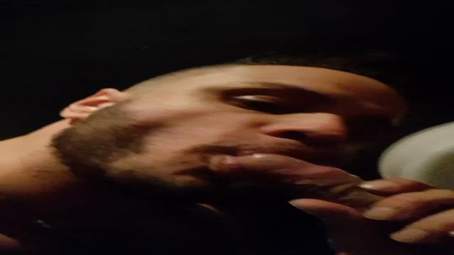 O tesao foi tanto que ele explodio leite 