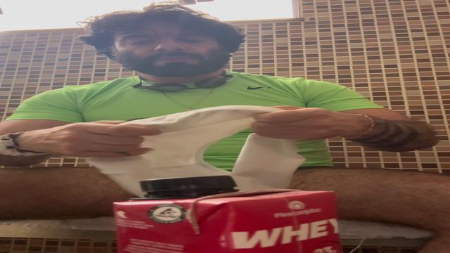 Nadar é bom dmais, exercita o corpo todo e não machuca!