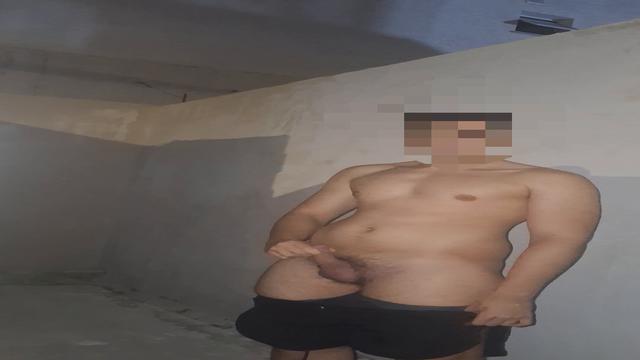 Me escondi atrás dos tijolos pra gozar gostoso