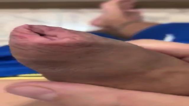 Abaixando a pelinha e sentido o cheiro ????