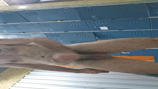 Batendo uma no banheiro da academia 