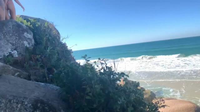 Aquela vibe de praia com seios fartos e pequenos das...