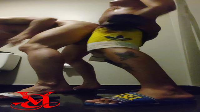 Vídeo 463 - Banheiro do clube