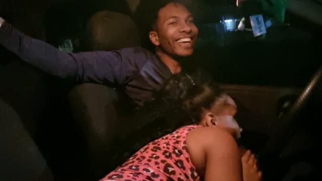 Novinha mamando no carro e depois deu na barbearia 