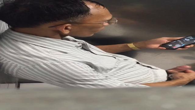 Paizão da rola gostosa na chamada de vídeo no banheiro 