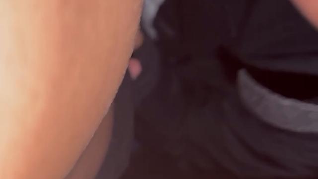 Novinho mijando cheguei junto e pedi pra mamar 