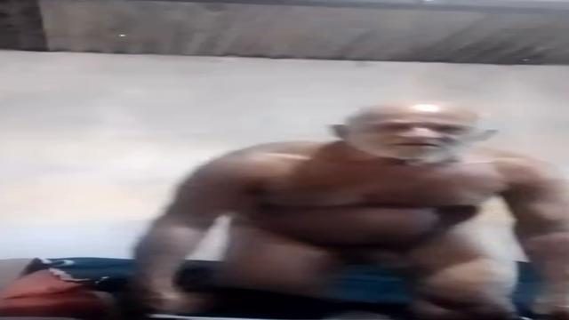 Mecânico sempre muito safado dessa vez subiu na cama...