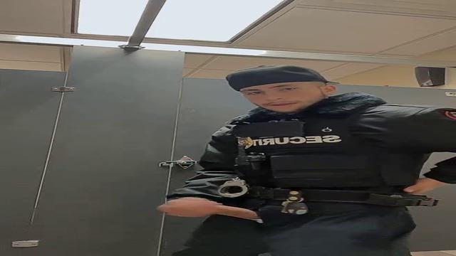 Policial batendo uma até gozar - exibicionismo 