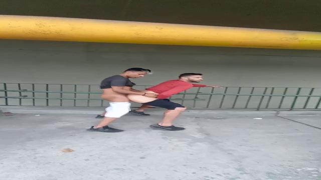 Dois dotadão mijando na passarela e fodendo gostoso 
