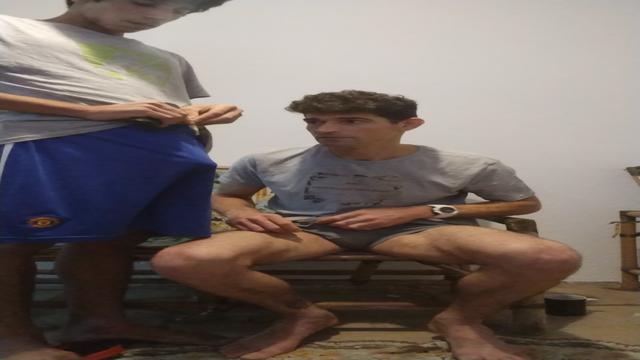 Amigos do futebol curtindo uma brotheragem no sigilo 