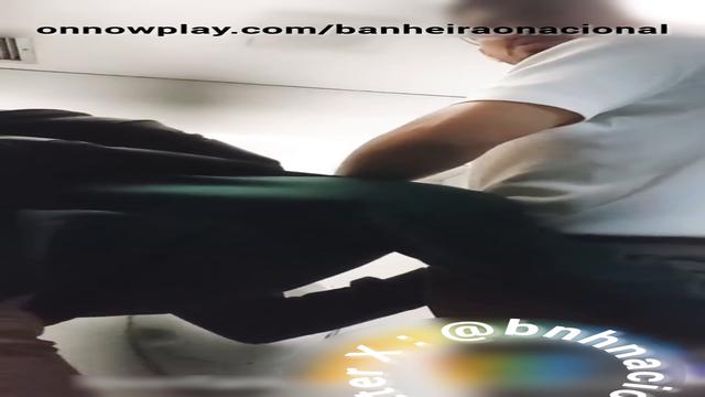 Tesão dentro do banheirão 