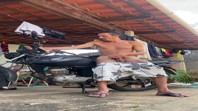 Gozando no quintal encima da moto