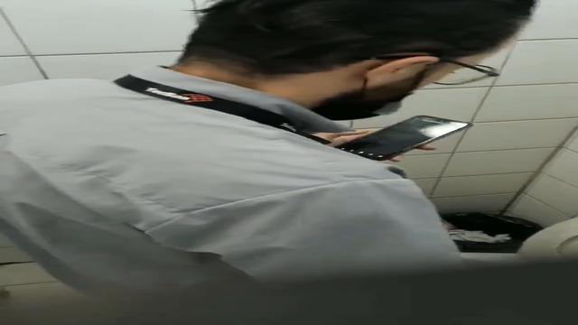 Gozando no intervalo do trabalho 