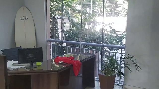 Comendo a estagiária no escritório