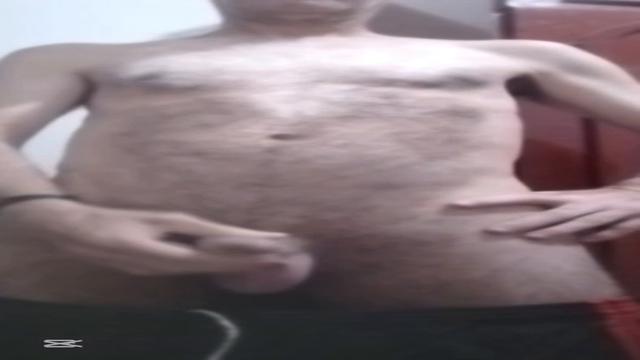 Mais um vídeo desse coroa .. segunda gozada só dia e...