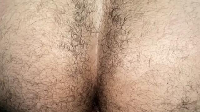O ursão gozou no rabo do meu boy e eu empurrei o lei...