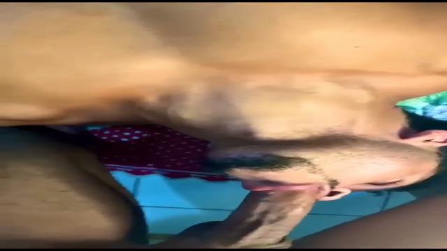 Eles adoram quando mamo de cabeça pra baixo 