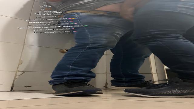 No banheiro de um boteco num sarro gostoso com um vovô barrigudo da néca grossona cabeçuda 