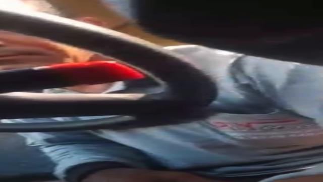 Caminhoneiro dando aquela gozada dentro do caminhão no horário de almoço .. CARALHO que vídeo  gostoso caminhoneiro inédito  aqui 47 anos  