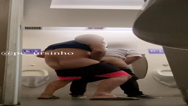 Gordinho safado no wc