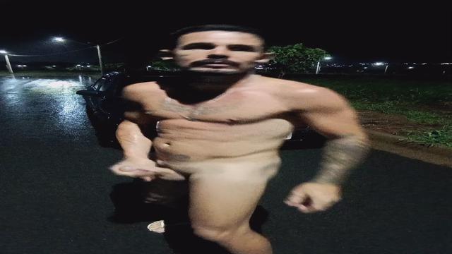 Chovendo eu peladão na rua batendo punheta ? olha me...
