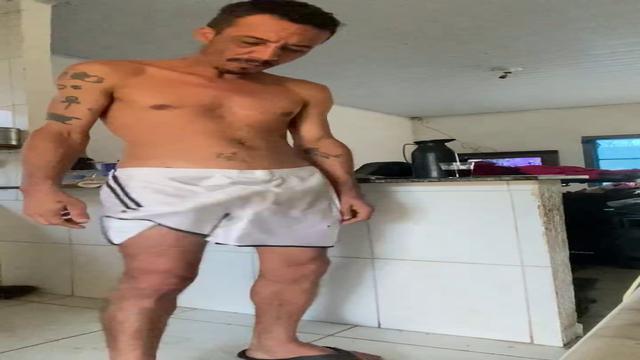 Prévia: Acordei com tezao e fui tirar leitinho enquanto todos dormiam nos quartos. 
