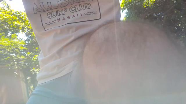 mostrando o pacotão enquanto pedala