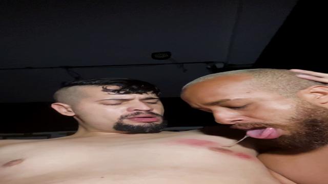 Meu namorado vai trabalhar até tarde hoje, aproveitei pra passar no club e ser leitado, o boy vai ter que bater leite de outro macho