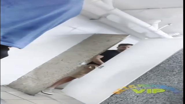 Pegação rola solta dentro banheiro da estação