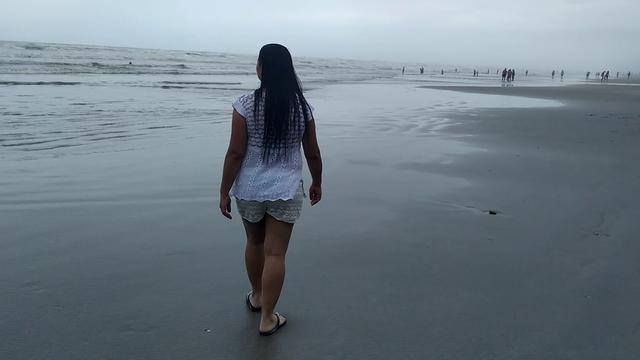 na praia